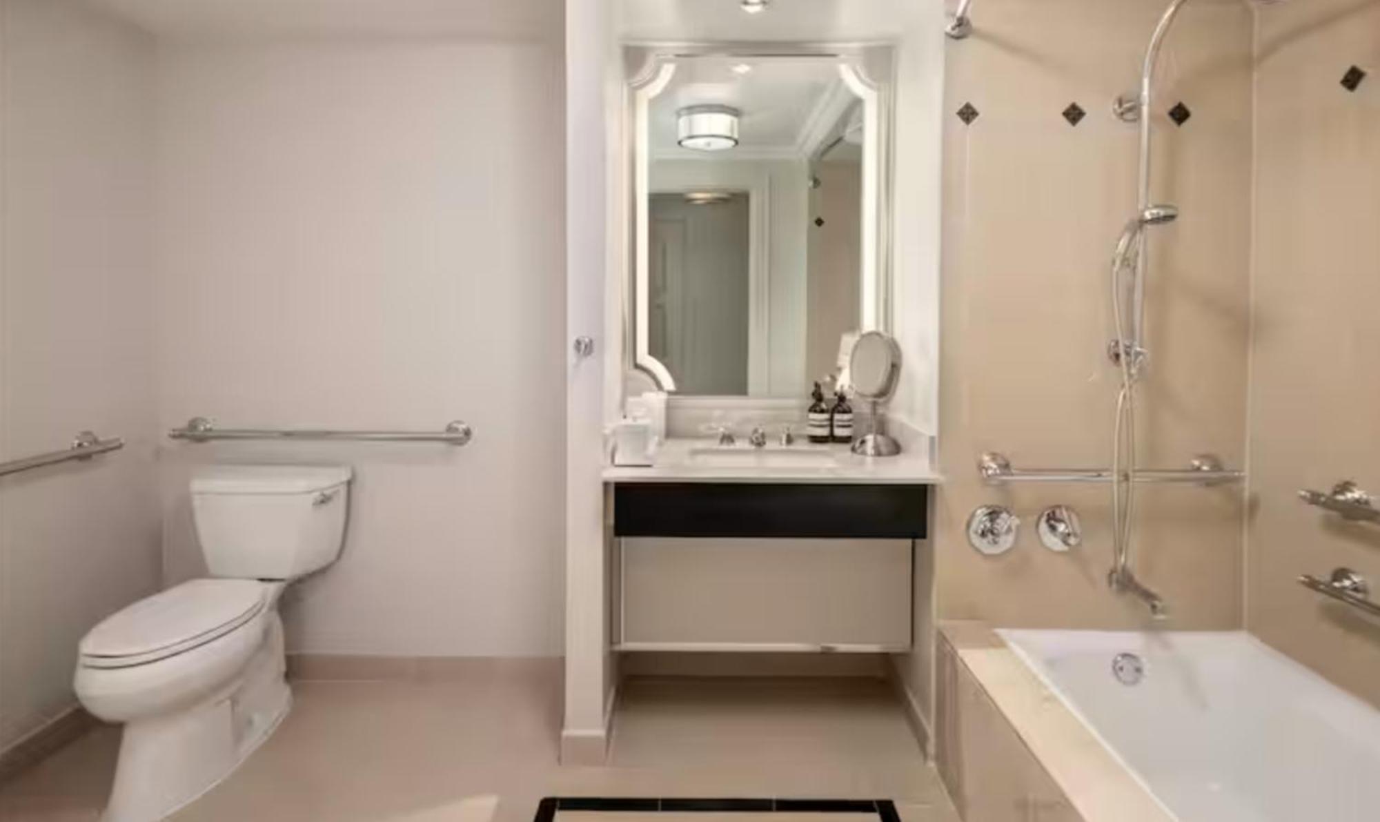 Deluxe King Room Bath Tub View Mobility Access,1537022047:JPEG