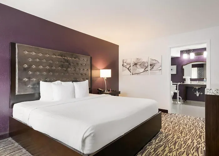 Clarion Inn&Suites Across From Universal Orlando Resort